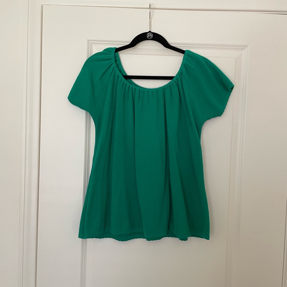 Gorgeous green shirt-sleeved sweater.